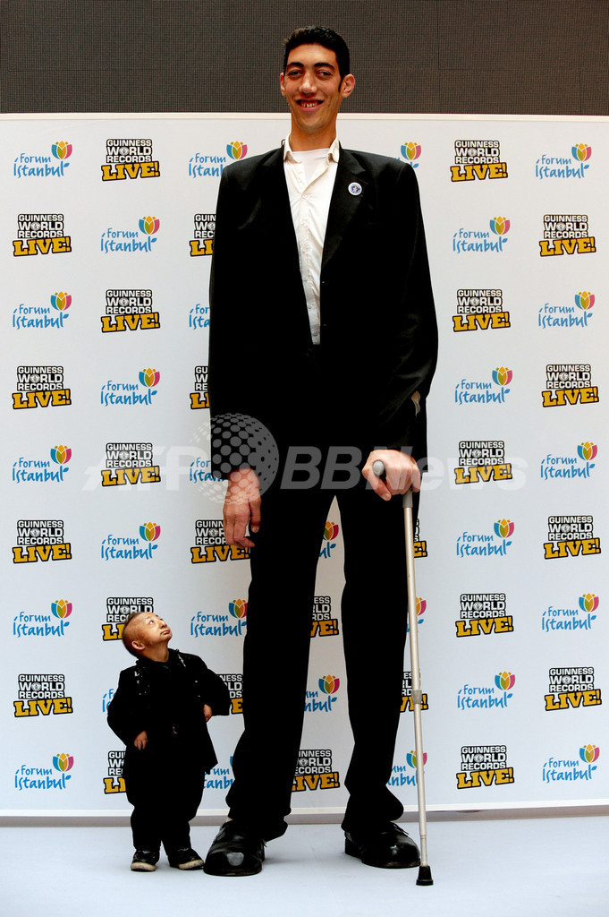 世界一の身長差 高い男 と 低い男 がツーショット トルコ 写真7枚 国際ニュース Afpbb News