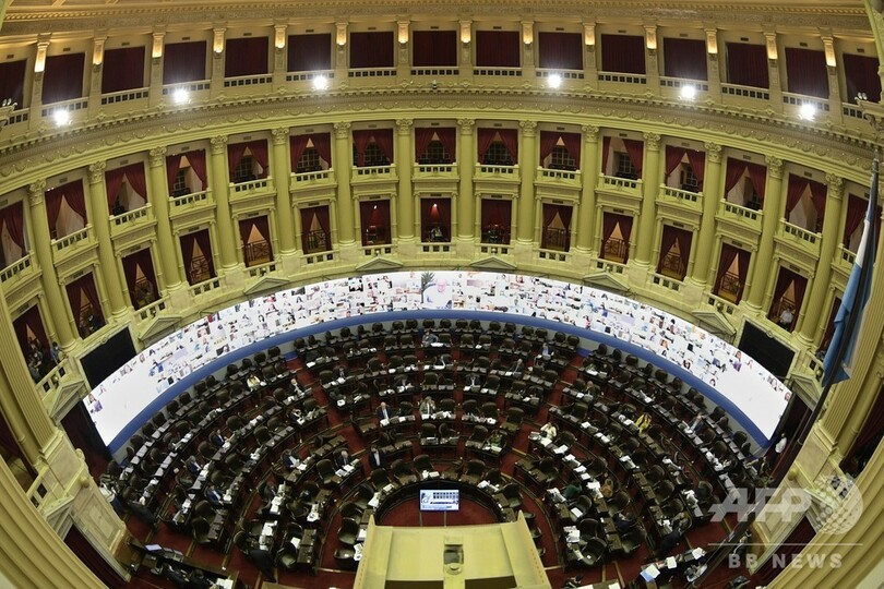 リモート審議中に女性の胸にキス、議員を処分 アルゼンチン
