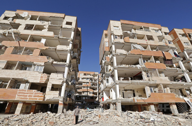 イラン地震被災者、前政権に怒り 低所得者向け住宅崩壊 イラン地震被災者、前政権に怒り 低所得者向け住宅崩壊