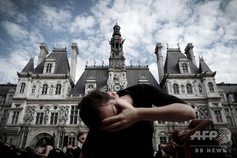 パリ市庁舎前で集団パフォーマンス 英振付師アクラム カーン氏 写真17枚 国際ニュース Afpbb News