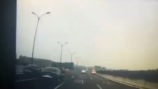 動画：乗用車が支柱に衝突、垂直で止まる！ 中国・杭州