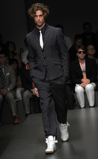 10年春夏ミラノ・メンズコレクション＞ジャンフランコ・フェレ、新作を