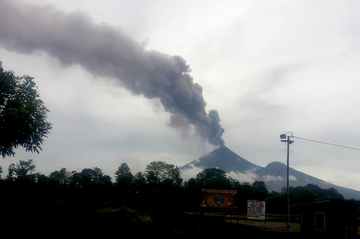 パプアニューギニアのウラウン山が噴火 5000人避難 写真4枚 国際ニュース Afpbb News