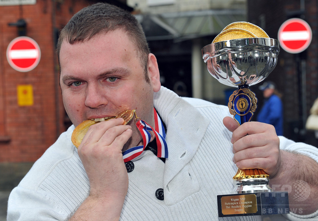 恒例の「パイ早食い選手権」 ある若者の過ちで無効に 英国 恒例の「パイ早食い選手権」 ある若者の過ちで無効に 英国