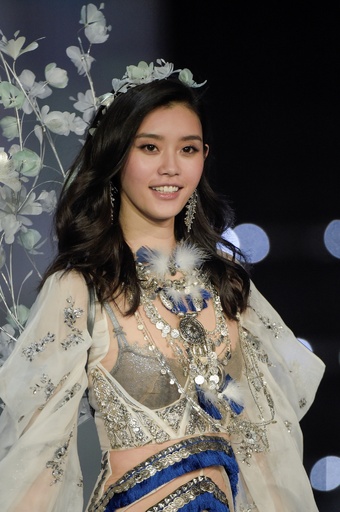 ヴィクトリアズ シークレット のショーで中国人モデルが転ぶハプニング 写真4枚 国際ニュース Afpbb News