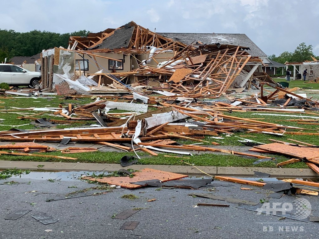 少なくとも32の破壊的な竜巻が米国中南部を襲い、5人が死亡