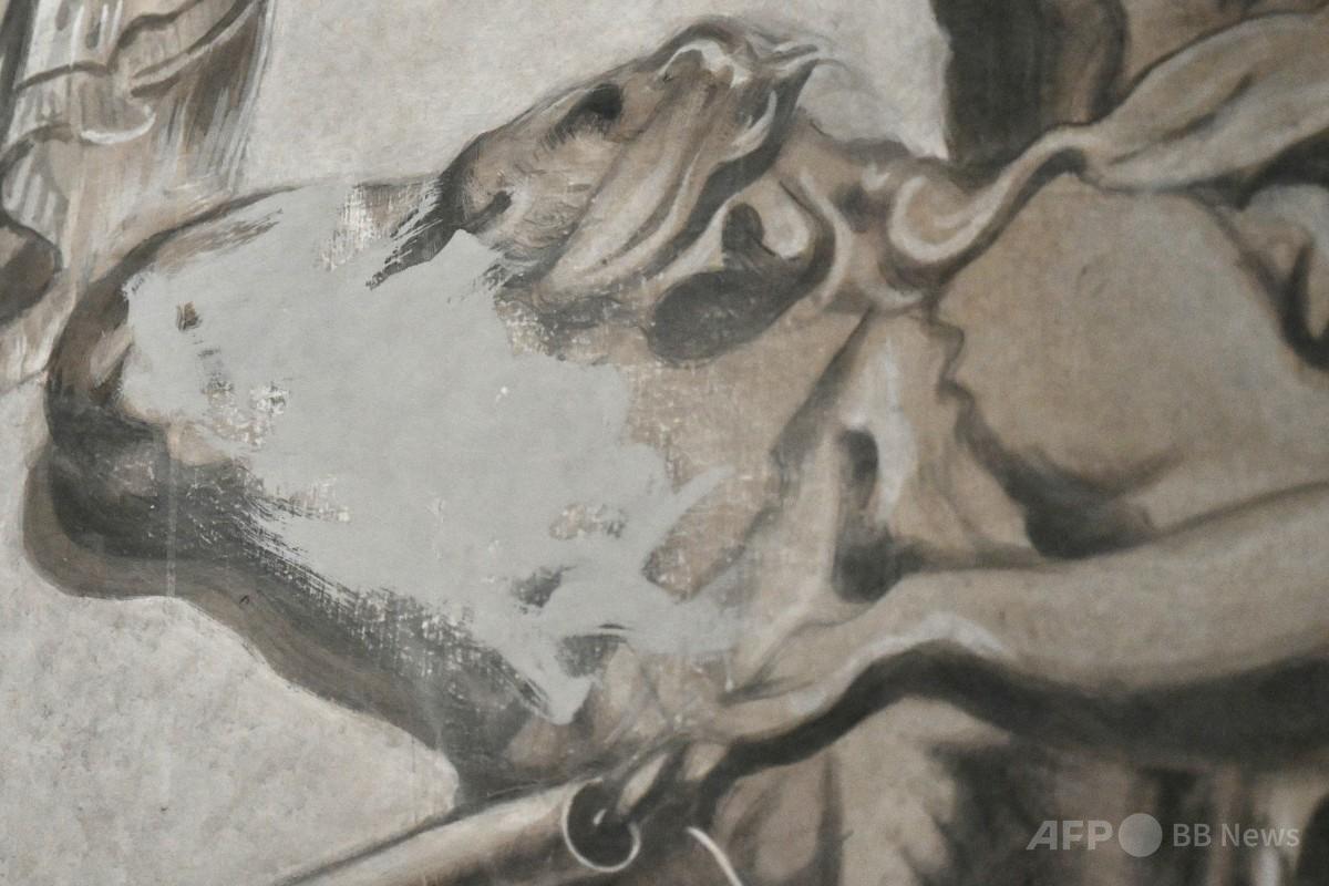 伊メローニ首相に似た「天使」のフレスコ画、騒動受け修復した画家が 