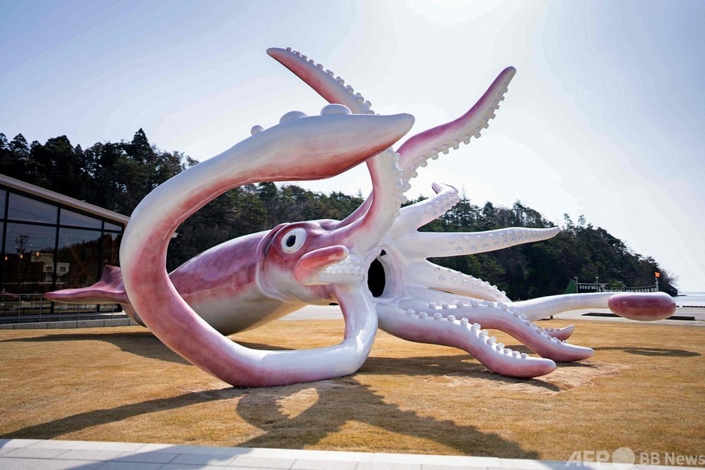 コロナ交付金で巨大イカ像 日本の港町が設置、賛否呼ぶ 写真2枚 国際
