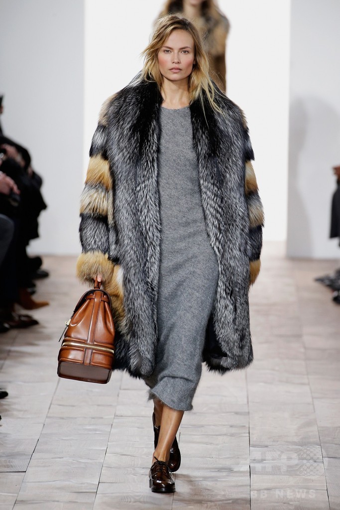 オーバーサイズのファーコートで見せるエレガンス、「マイケル・コース コレクション」15/16年秋冬