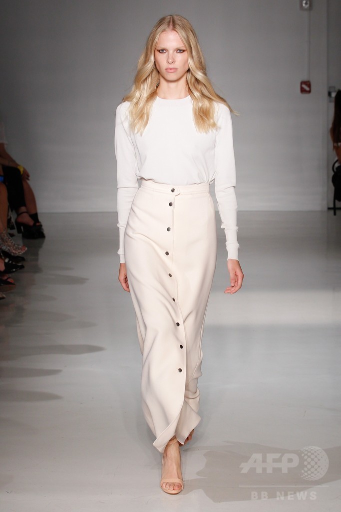 膝下丈のスカートでエレガントに、「ジル・スチュアート」15年春夏