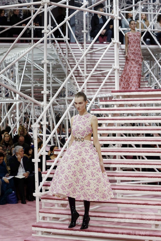 50～70年代の要素を取り入れた新たな女性像を提案、「ディオール」15年春夏オートクチュール