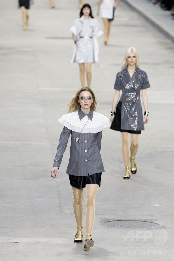 「戦争ではなくファッションを創ろう！」モデルらがデモ行進、「シャネル」15年春夏