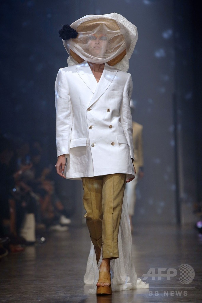 V・ウエストウッド、ファッションで環境問題を訴え パリ