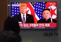 テレビに映し出されたドナルド・トランプ米大統領（左）と金正恩（キム・ジョンウン）朝鮮労働党委員長（右）。韓国の首都ソウルにて（2019年2月27日撮影、資料写真）。(c)Jung Yeon-je / AFP