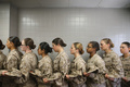 米サウスカロライナ州パリスアイランドの新兵訓練所で、昼食の列に並ぶ海兵隊の女性新兵ら（2013年2月26日撮影）。(c)Scott Olson/Getty Images/AFP