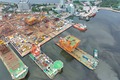 天津港で船積みされ、設置海域に向かう「渤中１９－２」油田の中央プラットフォーム（ドローンから、2024年8月16日撮影）。(c)Xinhua News