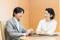 秋篠宮さまと言葉を交わされる紀子さま（右）。東京都港区の秋篠宮邸で。宮内庁提供（2023年8月18日撮影、9月11日公開）。(c)AFP PHOTO / IMPERIAL HOUSEHOLD AGENCY
