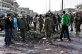 シリア中部ホムスで、2台の自動車爆弾が爆発した現場の地面にできたへこみ（2016年2月21日撮影）。(c)AFP