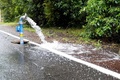 暴風雨で破損した水道管。ニュージーランド北島のウェストオークランド郊外で（2023年2月13日撮影）。(c)Diego OPATOWSKI / AFP