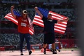 東京五輪、陸上男子砲丸投げ決勝。優勝を喜ぶ米国のライアン・クラウザー（左）と、銀メダルを獲得した同国のジョー・コバクス（2021年8月5日撮影）。(c)Jonathan NACKSTRAND / AFP