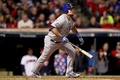 16MLBワールドシリーズ（7回戦制）第1戦、クリーブランド・インディアンス対シカゴ・カブス。二塁打を放つシカゴ・カブスのカイル・シュワバー（2016年10月25日撮影）。(c)AFP/Getty Images/Elsa
