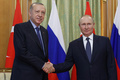 ロシアのソチで会談したウラジーミル・プーチン大統領（右）とトルコのレジェプ・タイップ・エルドアン大統領。トルコ大統領府提供（2022年8月5日撮影、資料写真）。(c)AFP PHOTO / TURKISH PRESIDENTIAL PRESS SERVICE