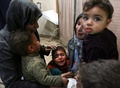シリアの首都ダマスカス近郊の反体制派支配地区、東グータの診療所で泣く子ども（2018年2月24日撮影）。(c)AFP PHOTO / HAMZA AL-AJWEH