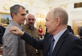 ロシアの首都モスクワで、軍事記者らと会合したウラジーミル・プーチン大統領（右、2023年6月13日撮影）。(c)Gavriil GRIGOROV / SPUTNIK / AFP