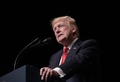 米フロリダ州マイアミで演説するドナルド・トランプ大統領（2017年6月16日撮影）。(c)AFP/MANDEL NGAN
