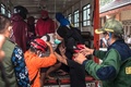 インドネシア・ジョクジャカルタで、ムラピ山の溶岩流発生に備えて住民らを避難させる救急隊員ら（2021年1月27日撮影）。(c)Agung Supriyanto / AFP