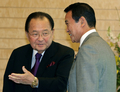 東京の首相官邸で、米ハワイ州選出のダニエル・K・イノウエ（Daniel K. Inouye）民主党上院議員を迎え歓談する麻生太郎（Taro Aso）首相（2008年12月1日撮影）。(c)AFP/Shizuo Kambayashi