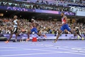 パリ五輪、陸上男子200メートル決勝。ゴールする（左から）ボツワナのレツィレ・テボゴ、米国のケネス・ベドナレク、米国のノア・ライルズ（2024年8月8日撮影）。(c)Jewel SAMAD / AFP