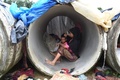 バングラデシュ・ウキア県の難民キャンプで、土管の中で暮らすロヒンギャ難民たち（2017年9月20日撮影）。(c)AFP/DOMINIQUE FAGET