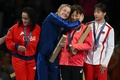 パリ五輪、レスリング女子50キロ級。表彰式で金メダルを獲得した米国のサラアン・ヒルデブラント（中央左）とハグを交わす銅メダルの須崎優衣（中央右、2024年8月7日撮影）。(c)Luis ROBAYO / AFP