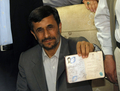 イランのマフムード・アフマディネジャド（Mahmoud Ahmadinejad）大統領が8日、6月12日に予定されている大統領選挙に再選を目指して出馬することを表明、内務省を訪れて立候補登録の手続きを行った。写真は立候補登録の手続き中に身分証明書を見せるアフマディネジャド大統領（2009年5月8日撮影）。(c)AFP/BEHROUZ MEHRI