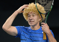 ウィッグをつけてチャリティーマッチに臨むジョン・マッケンロー（John McEnroe）氏（2013年11月17日撮影）。(c)AFP/Toru YAMANAKA