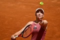 テニス、マドリード・オープン、女子シングルス2回戦。サーブを打つエレナ・ルバキナ（2023年4月28日撮影）。(c)JAVIER SORIANO / AFP