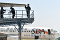 航空機の改造作業を行う山東太古飛機工程の技術者（2020年4月27日撮影）。(c)Xinhua News