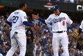 18MLB、ナ・リーグ西地区優勝決定戦、ロサンゼルス・ドジャース対コロラド・ロッキーズ。勝利を喜ぶロサンゼルス・ドジャースのマニー・マチャド（右）とマット・ケンプ（2018年10月1日撮影）。(c)Jayne Kamin-Oncea/Getty Images/AFP