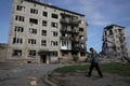 ロシア軍の攻撃を受けたウクライナ東部ドネツク州オチェレティネ村を歩く地元住民（2024年4月15日撮影）。(c)Anatolii STEPANOV / AFP