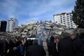 地震に見舞われたトルコ・カフラマンマラシュで、捜索活動を行う市民（2022年2月7日撮影）。(c)OZAN KOSE / AFP