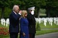 仏北部ベローのエーヌマルヌ米国人墓地で哀悼の意を表すジョー・バイデン米大統領と妻のジル氏（2024年6月9日撮影）。(c)SAUL LOEB / AFP