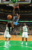 11-12NBAは18日、各地で試合が行われ、ボストン・セルティックス（Boston Celtics）が102-98でオーランド・マジック（Orlando Magic）を下し、アトランティック・ディビジョン（Atlantic Division）の地区優勝を決めた。

ダンクシュートを決めるオーランド・マジックのグレン・デイビス（Glen Davis、中央、2012年4月18日撮影）。(c)AFP/Getty Images/NBAE/Brian Babineau