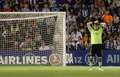 13-14スペイン1部リーグ第34節延期分、レアル・バジャドリード（Real Valladolid）対レアル・マドリード（Real Madrid）。レアル・バジャドリードに同点ゴールを許し、ぼうぜんとするレアル・マドリードのGKイケル・カシージャス（Iker Casillas、2014年5月7日撮影）。(c)AFP/CESAR MANSO