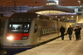 ロシア・サンクトペテルブルク（Saint Petersburg）の駅に到着した新型高速鉄道「アレグロ（Allegro）」（2010年12月12日撮影）。(c)AFP/KIRILL KUDRYAVTSEV