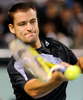 テニス、楽天オープン（%%Rakuten Japan Open Tennis Championships 2009%%）男子シングルス準決勝。ロシアのミハイル・ユーズニー（%%Mikhail Youzhny%%）は、大会第8シードのレイトン・ヒューイット（%%Lleyton Hewitt%%、オーストラリア）と対戦。ユーズニーは6-2、5-7、7-5で勝利し、決勝に進出した。写真はリターンショットを放つミハイル・ユーズニー。（2009年10月10日撮影）(c)AFP/Toru YAMANAKA