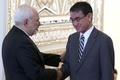 イラン・テヘランで握手を交わす河野太郎外相（右）とモハンマドジャバド・ザリフ外相（2019年6月12日撮影）。(c)ATTA KENARE / AFP