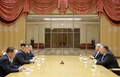 北朝鮮・平壌で会談を行う金正恩（キム・ジョンウン）朝鮮労働党委員長（左から2番目）とマイク・ポンペオ米国務長官（右）。朝鮮中央通信提供（2018年5月9日撮影、10日公開）。(c)AFP PHOTO/KCNA VIA KNS