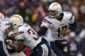 RBマイケル・ターナー（%%1Michael Turner%%）にハンドオフするチャージャーズのQBフィリップ・リバース（%%Philip Rivers%%）。(c)AFP/Getty Images/Chris McGrath