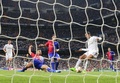 サッカー欧州チャンピオンズリーグ2014-15（UEFA Champions League 2014-15）グループB第1節、レアル・マドリード（Real Madrid）対FCバーゼル（FC Basel）。得点を決めるレアル・マドリードのクリスティアーノ・ロナウド（Cristiano Ronaldo、右、2014年9月16日撮影）。(c)AFP/JAVIER SORIANO